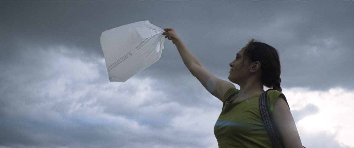 Lucia jugando con una bolsa de plástico en el viento Los Lobos Movie